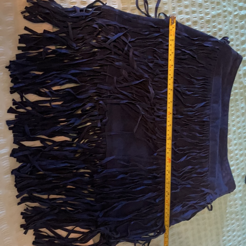 Adorable ROMEO +JULIET blue suede mini skirt with fringe - Picture 5 of 8